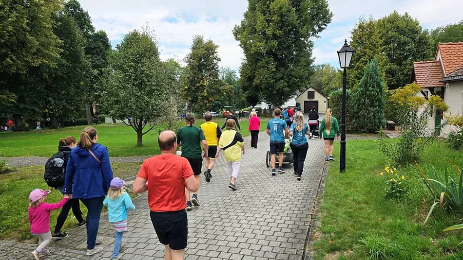 Viele Leute beim Laufen im Pfarrgarten