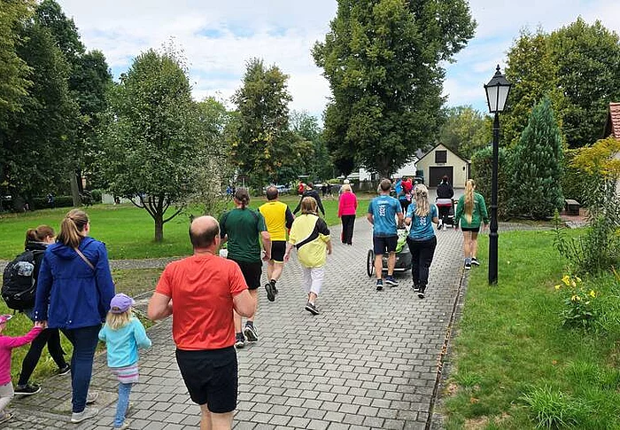 Viele Leute beim Laufen im Pfarrgarten