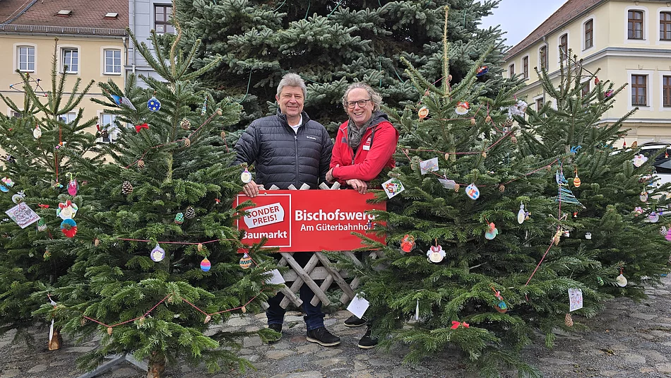 Kurz vorm Weihnachtsmarkt-Auftakt hat sich Oberbürgermeister Holm Große (links) bei Tilo Ohrnberger (rechts) für eine schnelle und unkomplizierte Weihnachtsbaum-Spende bedankt. Foto: Stadt Bischofswerda