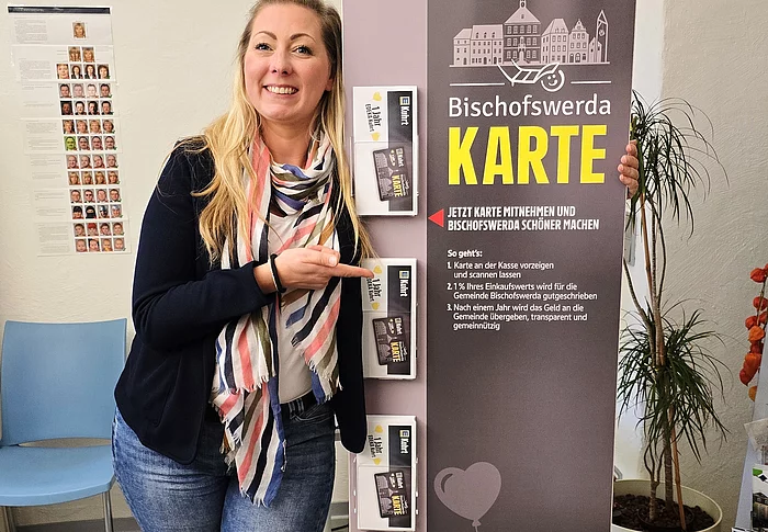 Genau ein Jahr nach Eröffnung des „Edeka Kuhrt“-Marktes am 24. September 2024 wurde Bischofswerdaer Einwohnerinnen und Einwohner ein Brief mit der sogenannten „Bischofswerda-Karte“ als Inhalt zugestellt. Wer diese Postwurfsendung nicht im Briefkasten vorgefunden hat, kann sich direkt im Markt an der Stolpener Straße 4 oder im Bürger- und Tourismusservice, zum Beispiel bei Mitarbeiterin Bianca Rietzel (Foto: Stadt Bischofswerda), im Rathaus melden.