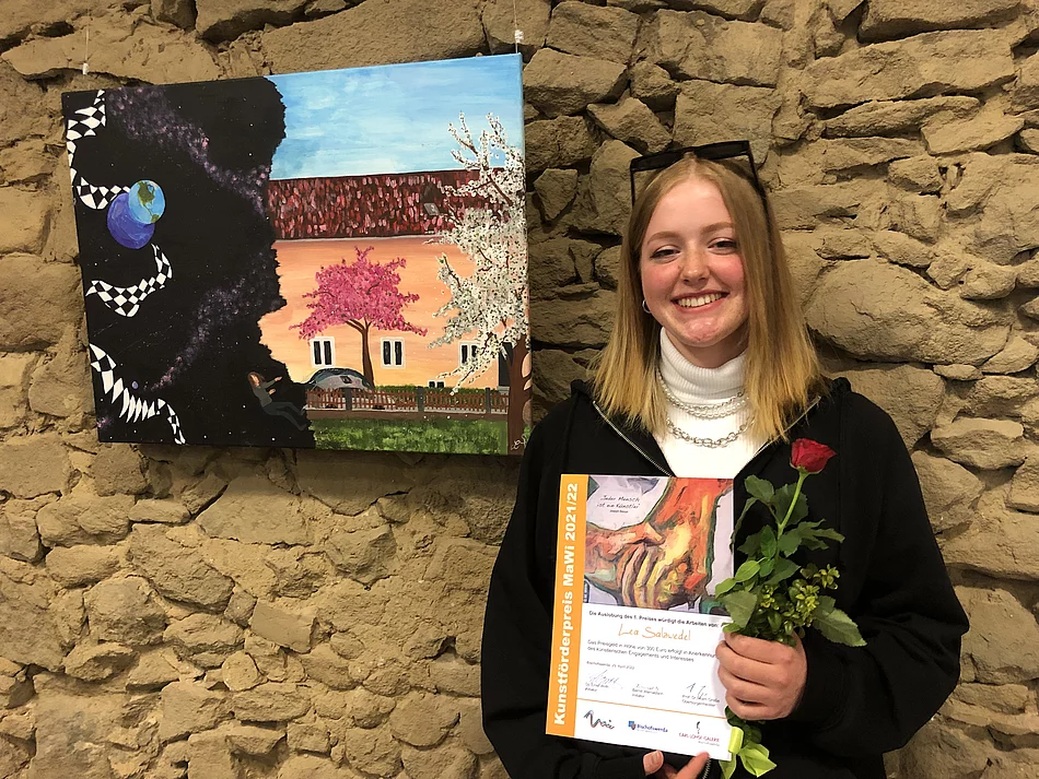 Lea Salzwedel vor ihrer Arbeit, mit der sie den MaWi-Kunstförderpreis 2022 gewonnen hatte. Foto: Stadt Bischofswerda
