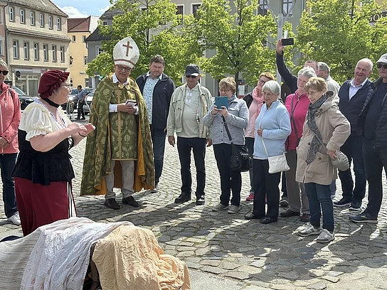 Bischof Benno führt die Gäste durch die Stadt