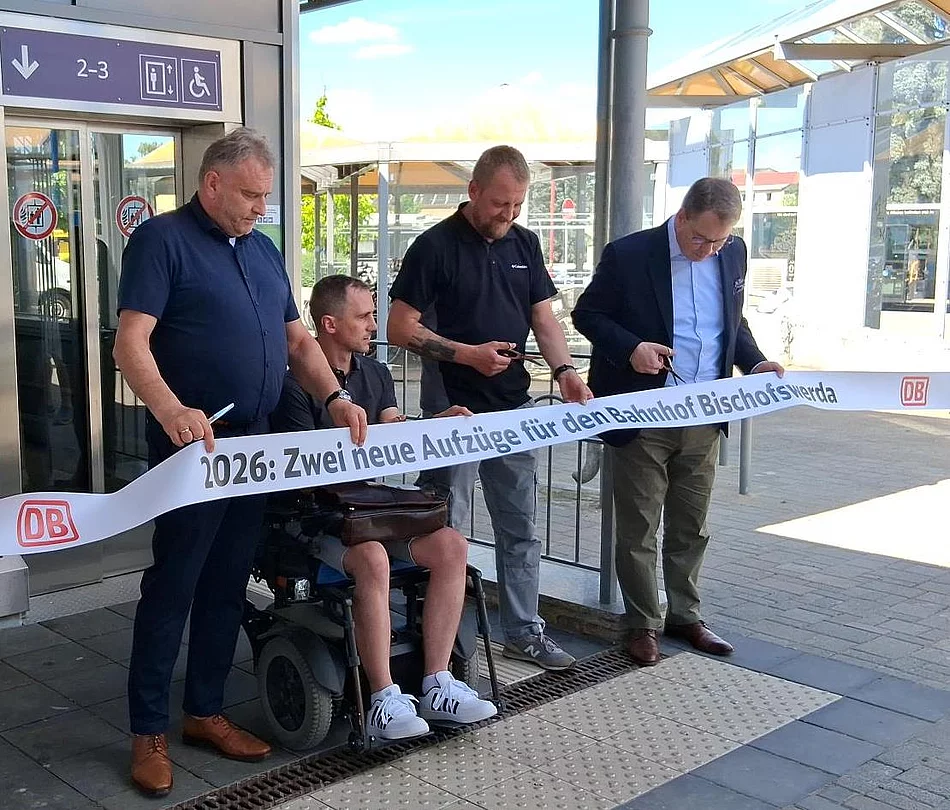 Heiko Klaffenbach, Leiter Bahnhofsmanagement Dresden, David Gratzl, der sich mit „Bischofswerda Inklusiv“ für den barrierefreien Umbau des Bahnhofs engagiert hatte, Sascha Hache, persönlicher Referent des Oberbürgermeisters, und Burkhard Ehlen, Geschäftsführer des Zweckverbandes Verkehrsverbund Ostsachsen (ZVVO) (v.l.n.r.), beim obligatorischen Banddurchschnitt zum Abschluss der Baumaßnahme. 
