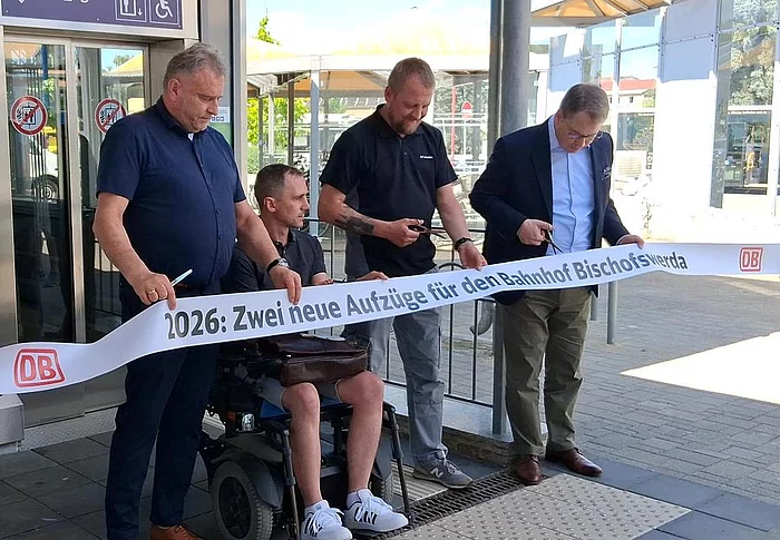 Heiko Klaffenbach, Leiter Bahnhofsmanagement Dresden, David Gratzl, der sich mit „Bischofswerda Inklusiv“ für den barrierefreien Umbau des Bahnhofs engagiert hatte, Sascha Hache, persönlicher Referent des Oberbürgermeisters, und Burkhard Ehlen, Geschäftsführer des Zweckverbandes Verkehrsverbund Ostsachsen (ZVVO) (v.l.n.r.), beim obligatorischen Banddurchschnitt zum Abschluss der Baumaßnahme. 