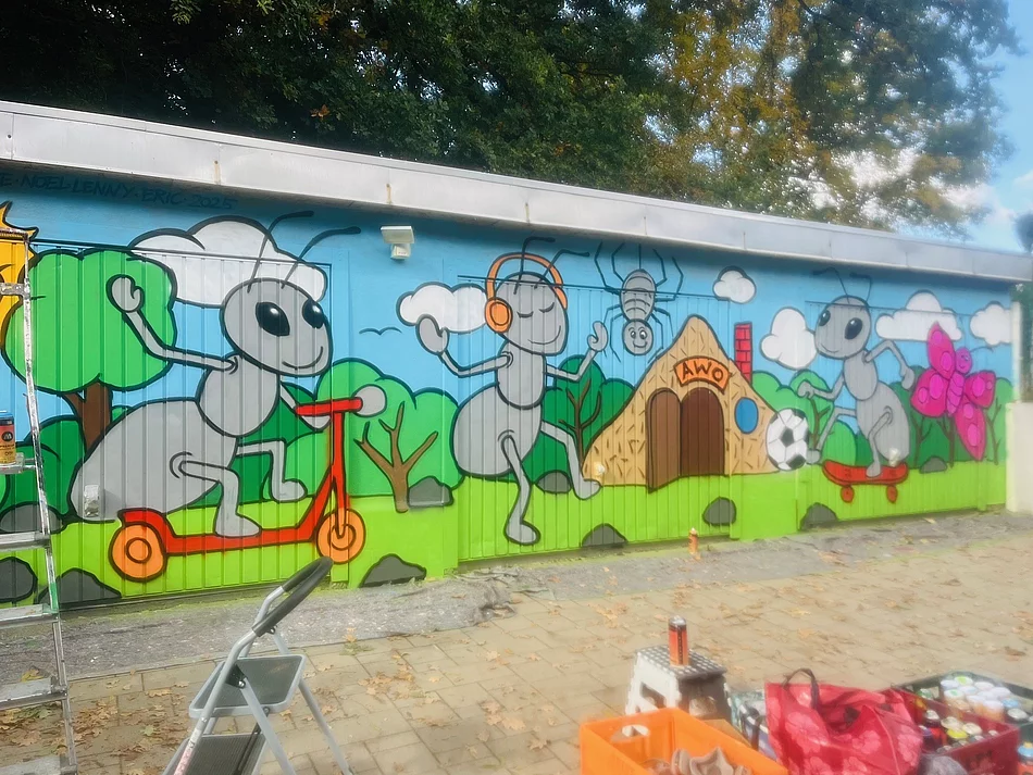 Acht Schüler des benachbarten Förderzentrums Bischofswerdas „Schule am Lutherpark“ gestalteten unter Anleitung eines professionellen Graffiti-Künstlers Teile einer Garagenwand (Foto: privat) neu.