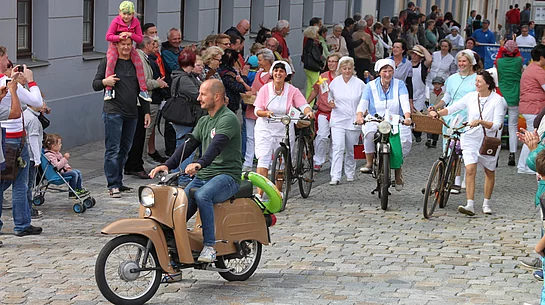 Am Sonntag, dem 6. Juni 2027, findet zum 800-jährigen Stadtjubiläum wieder ein Festumzug statt, so wie hier zum 790. Stadtgeburtstag.