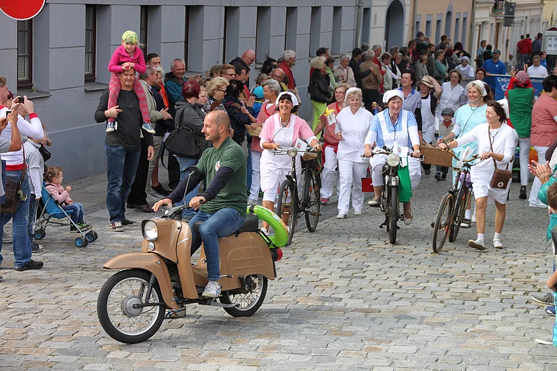 Am Sonntag, dem 6. Juni 2027, findet zum 800-jährigen Stadtjubiläum wieder ein Festumzug statt, so wie hier zum 790. Stadtgeburtstag.