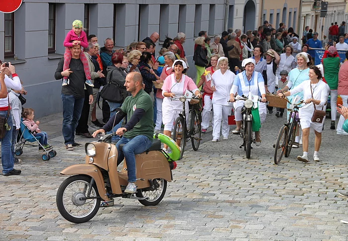 Am Sonntag, dem 6. Juni 2027, findet zum 800-jährigen Stadtjubiläum wieder ein Festumzug statt, so wie hier zum 790. Stadtgeburtstag.