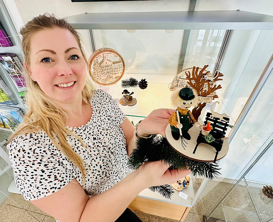 Mitarbeiterin Bianca Rietzel präsentiert den Tierpfleger-Räucher-mann, der ab sofort im Bürger- und Tourismusservice im Bischofs-werdaer Rathaus erhältlich ist. Foto: Stadt Bischofswerda