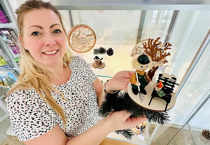 Mitarbeiterin Bianca Rietzel präsentiert den Tierpfleger-Räucher-mann, der ab sofort im Bürger- und Tourismusservice im Bischofs-werdaer Rathaus erhältlich ist. Foto: Stadt Bischofswerda
