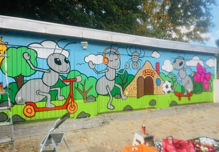Acht Schüler des benachbarten Förderzentrums Bischofswerdas „Schule am Lutherpark“ gestalteten unter Anleitung eines professionellen Graffiti-Künstlers Teile einer Garagenwand (Foto: privat) neu.