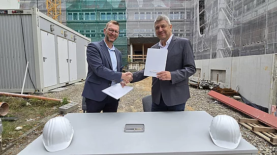 Oberbürgermeister Holm Große (rechts) und SAKD-Direktor Thomas Berndt, der die Anstalt seit Oktober 2024 leitet, bei der Mietvertragsunterzeichnung inmitten der KKB-Baustelle.