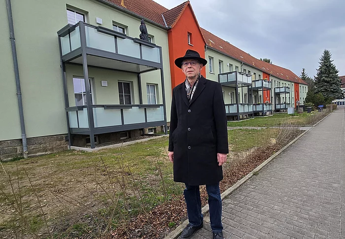 Andreas Wendler, Geschäftsführer der Wohnungswirtschaft und Bau GmbH, vor den neu installierten Balkonen an der Putzkauer Straße 67/69. 
