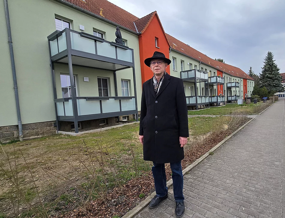 Andreas Wendler, Geschäftsführer der Wohnungswirtschaft und Bau GmbH, vor den neu installierten Balkonen an der Putzkauer Straße 67/69.