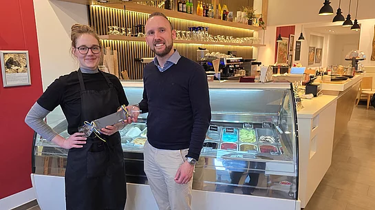 Der 1. Stellvertreter des Oberbürgermeisters und Wirtschaftsförderer der Stadt, Manuel Saring (rechts) und die Betreiberin der Eis-GalerieKornelia Kuhlmann (links).