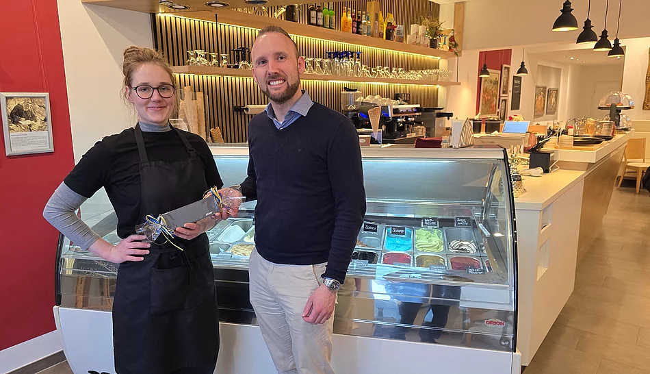 Der 1. Stellvertreter des Oberbürgermeisters und Wirtschaftsförderer der Stadt, Manuel Saring (rechts) und die Betreiberin der Eis-GalerieKornelia Kuhlmann (links).