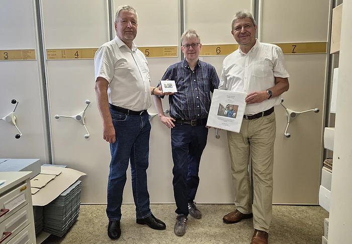 Ortschronist Gerald Svarovsky übergibt Stadtarchivar Dr. Jan Gülzau und Oberbürgermeister Holm Große (v.l.n.r.) die Fotodokumentation über die Stadt Bischofswerda