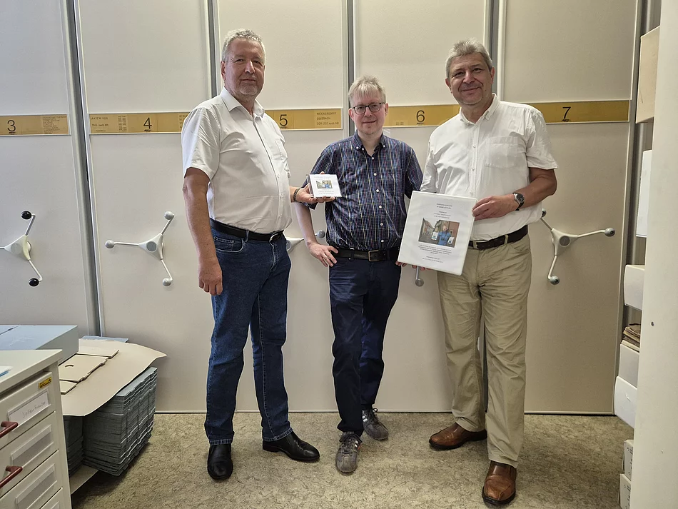 Ortschronist Gerald Svarovsky übergibt Stadtarchivar Dr. Jan Gülzau und Oberbürgermeister Holm Große (v.l.n.r.) die Fotodokumentation über die Stadt Bischofswerda