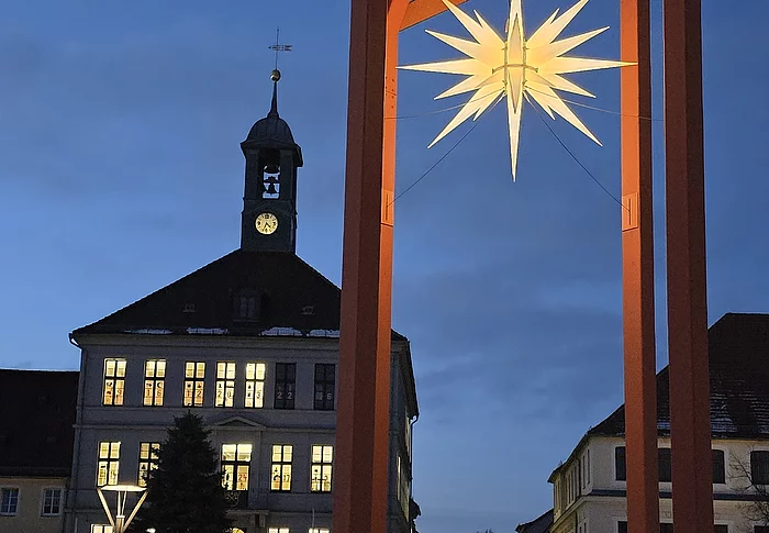 Ein neuer, 2,50 Meter großer Herrnhuter Stern schmückt den Mediaturm. Gesponsert wurde er von Stadtrat Stefan Läsker und seiner Firma Objekt + Raum Ausbausysteme GmbH. Die aufwendige Vorbereitung der Installation mittels Flaschenzug übernahm die Kunstschmiede Aurin aus Schönbrunn – ein beeindruckendes Gemeinschaftsprojekt für die vorweihnachtliche Atmosphäre der Stadt. Foto: Stadt Bischofswerda