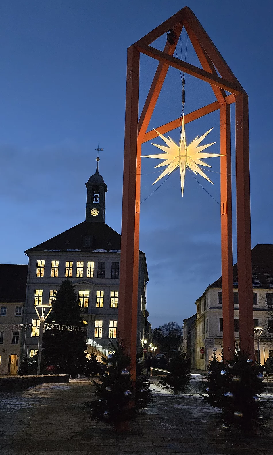 Ein neuer, 2,50 Meter großer Herrnhuter Stern schmückt den Mediaturm. Gesponsert wurde er von Stadtrat Stefan Läsker und seiner Firma Objekt + Raum Ausbausysteme GmbH. Die aufwendige Vorbereitung der Installation mittels Flaschenzug übernahm die Kunstschmiede Aurin aus Schönbrunn – ein beeindruckendes Gemeinschaftsprojekt für die vorweihnachtliche Atmosphäre der Stadt. Foto: Stadt Bischofswerda