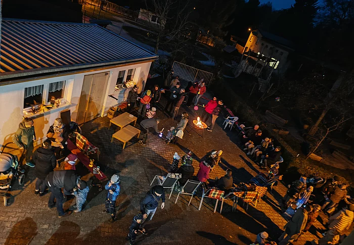 Der einladende Hof der Kinderkrippe „Anne Frank" bot den idealen Rahmen für das Beisammensein zum Martinsfest Foto: Kinderkrippe „Anne Frank".