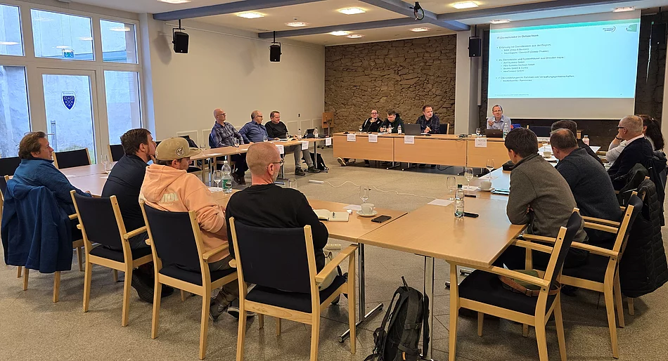 Rund 20 IT-Verantwortliche aus Kommunen der gesamten Oberlausitz, unter anderem aus Weißwasser, Hoyerswerda und Radeberg, haben sich kürzlich im Bischofswerdaer Rathaus zu einem ersten Informationsaustausch getroffen.