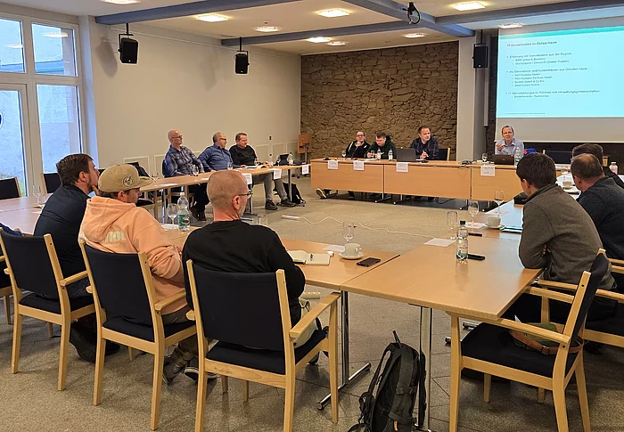 Rund 20 IT-Verantwortliche aus Kommunen der gesamten Oberlausitz, unter anderem aus Weißwasser, Hoyerswerda und Radeberg, haben sich kürzlich im Bischofswerdaer Rathaus zu einem ersten Informationsaustausch getroffen.