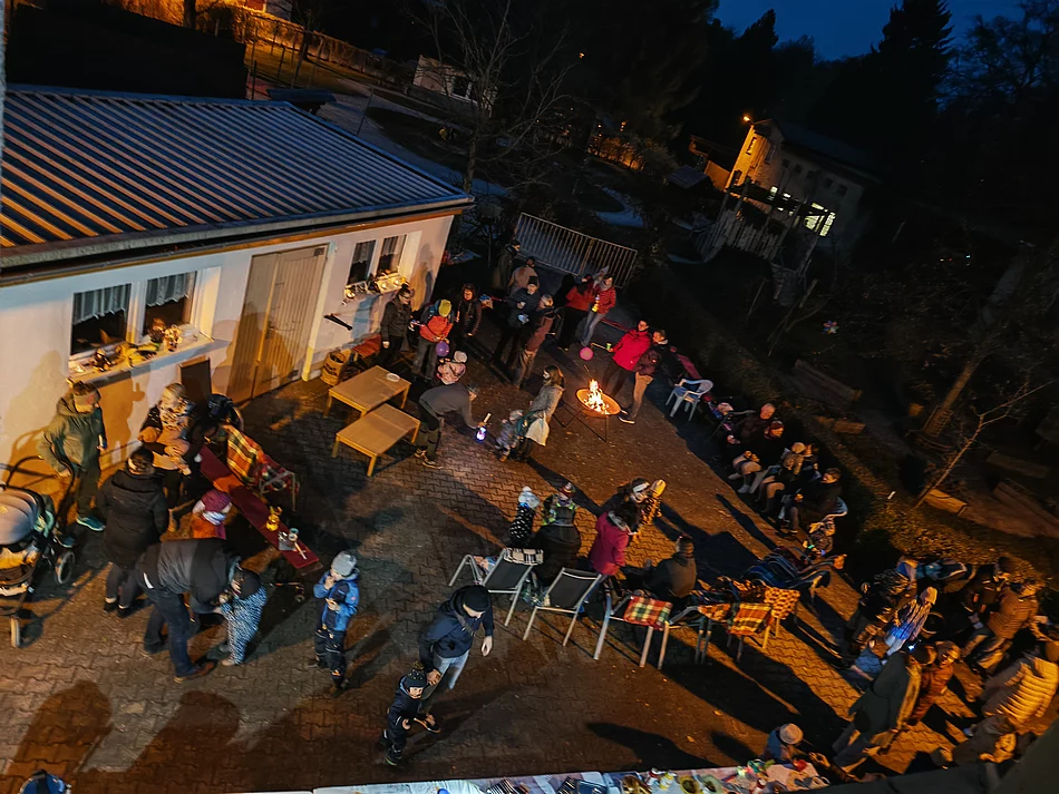 Der einladende Hof der Kinderkrippe „Anne Frank" bot den idealen Rahmen für das Beisammensein zum Martinsfest Foto: Kinderkrippe „Anne Frank".