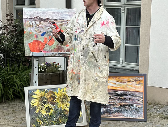 Sven Zschiedrich begrüßt zum Abschluss die Gäste als Carl Lohse im Innenhof des Bischofssitzes. Foto: Stadt Bischofswerda