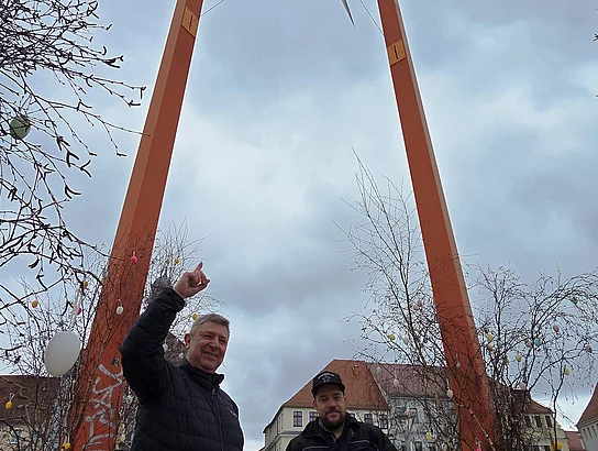 Oberbürgermeister Holm Große (links) mit Kunstschmied Steffen Aurin (rechts) im Mediaturm. Oberbürgermeister Holm Große (links) mit Kunstschmied Steffen Aurin (rechts) unter dem umgebauten Kaleidozyklus im Mediaturm.