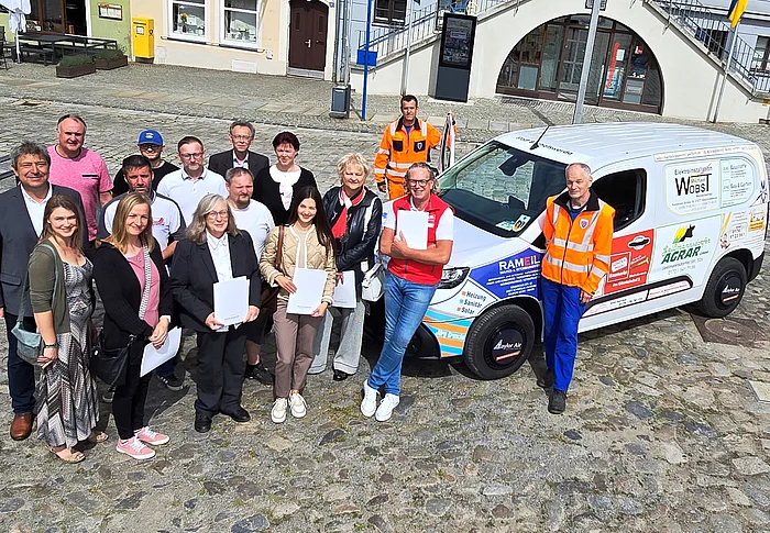Oberbürgermeister Holm Große (links) und Hausmeister Thomas Petzold (rechts) bedankten sich bei den anwesenden Sponsoren für das neue Bauhof-Fahrzeug.
