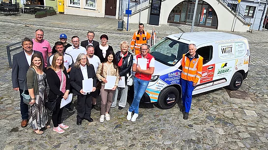 Oberbürgermeister Holm Große (links) und Hausmeister Thomas Petzold (rechts) bedankten sich bei den anwesenden Sponsoren für das neue Bauhof-Fahrzeug.