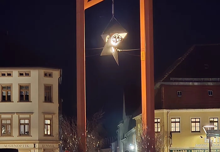 Der Mediaturm mit umgebautem Kaleidozyklus bei Nacht.