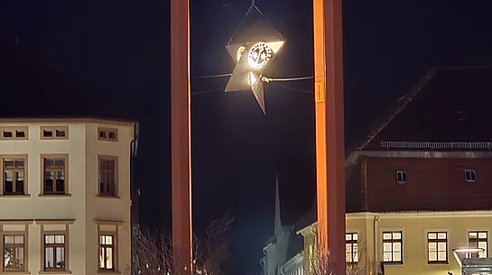 Der Mediaturm mit umgebautem Kaleidozyklus bei Nacht.