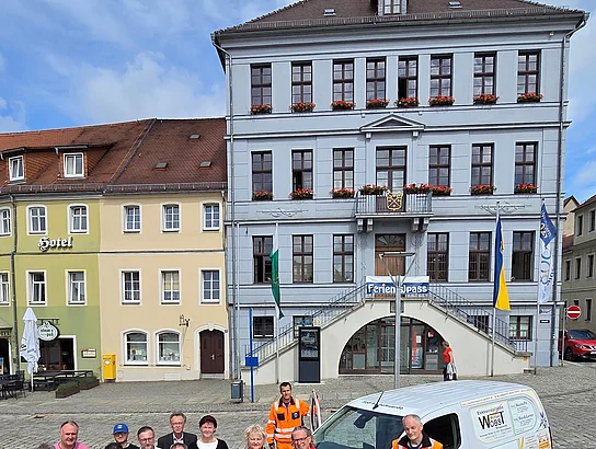 Oberbürgermeister Holm Große (links) und Hausmeister Thomas Petzold (rechts) bedankten sich bei den anwesenden Sponsoren für das neue Bauhof-Fahrzeug.