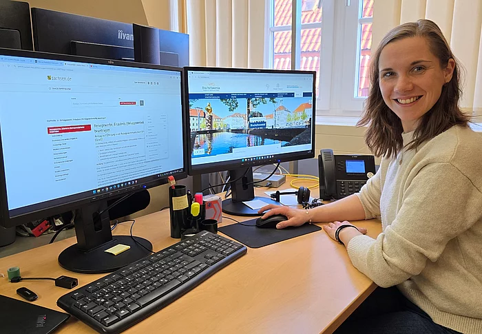Die Stadtmarketing-Verantwortliche Madlen Raupach freut sich über den Neustart der Bischofswerdaer Stadtseite und deren Verknüpfung mit dem Serviceportal AMT24. Foto: Stadt Bischofswerda