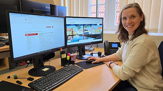 Die Stadtmarketing-Verantwortliche Madlen Raupach freut sich über den Neustart der Bischofswerdaer Stadtseite und deren Verknüpfung mit dem Serviceportal AMT24. Foto: Stadt Bischofswerda