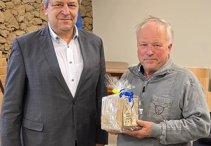 Oberbürgermeister Holm Große (links) verabschiedete Ende November 2025 Erhard Döring nach 15 Jahren Stadtratstätigkeit. Er dankte dem 71-Jährigen für seinen steten und besonnenen Einsatz für die Belange der Stadt Bischofswerda und ihrer Einwohner. Foto: Stadt Bischofswerda