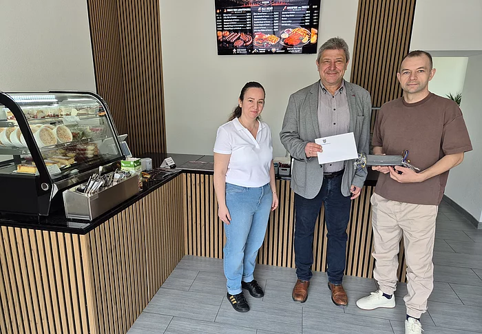Oberbürgermeister Holm Große (Mitte) begrüßte Dan-Gabriel Tincu (rechts) und seine Frau Alexandra in der Unternehmerschaft der Stadt Bischofswerda und wünschte dem Ehepaar viel Erolg mit dem "Carpathia Imbiss".