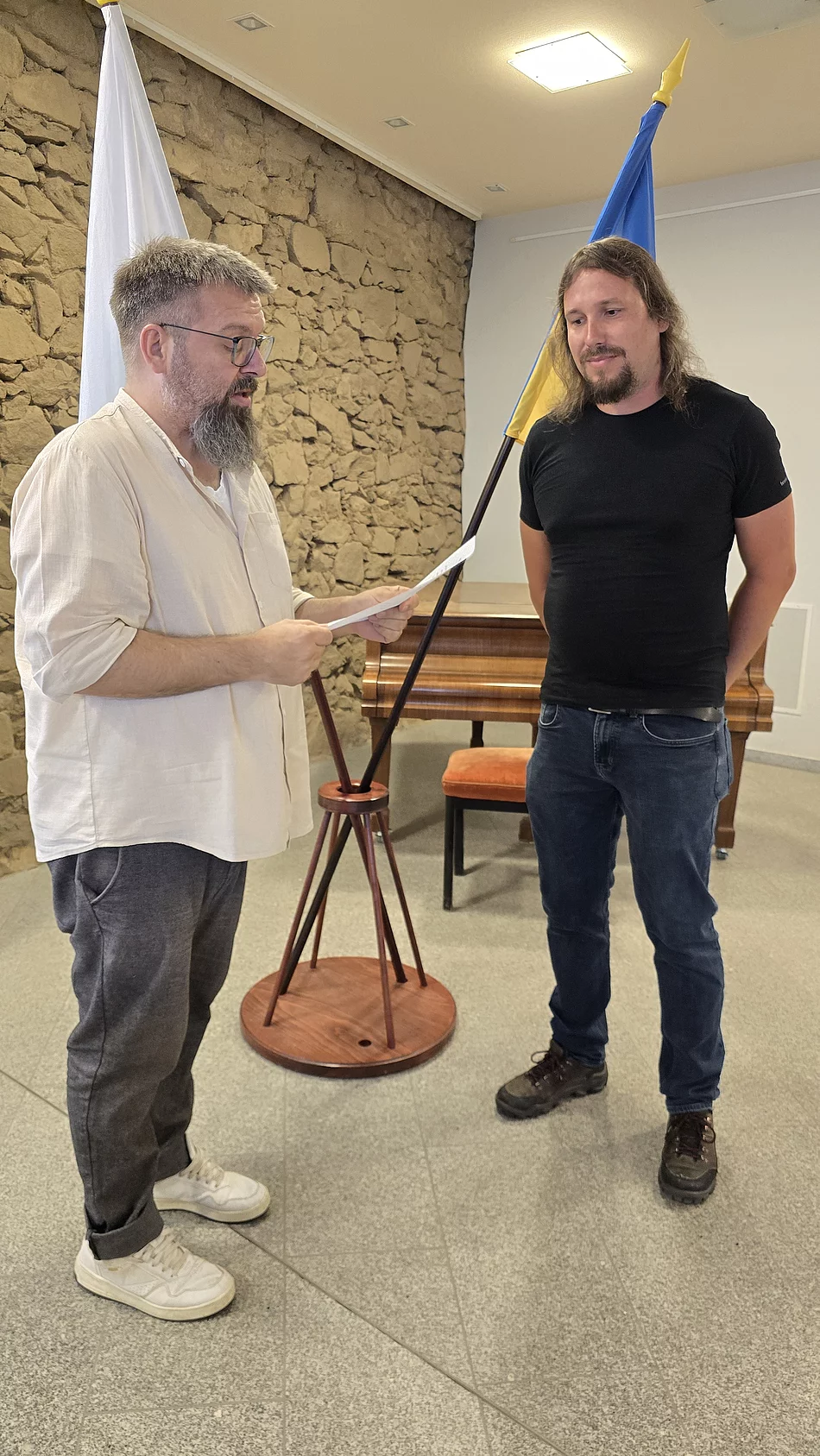 Eric Schrön (rechts) wurde zu Beginn der letzten Stadtratssitzung am 30. Juni 2026 vom sitzungsführenden, ehrenamtlichen Stellvertreter des Oberbürgermeisters, Robert Geburek (links), nach Abnahme der Verpflichtungsformel per Handschlag als Stadtrat verpflichtet.