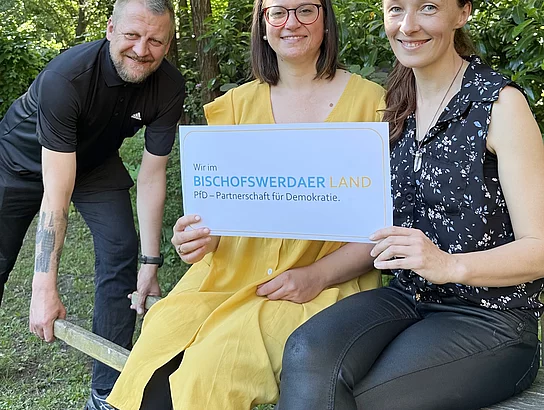 Ab jetzt wird angepackt – Sascha Hache, Jessica Lohr und Theresa Huste (v.l.n.r.) freuen sich über viele engagierte Menschen, die sich bei den drei Ideenwerkstätten der Partnerschaft für Demokratie „Wir im Bischofswerdaer Land“ einbringen werden. 