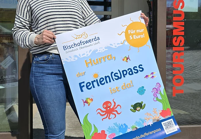 Madlen Raupach, bei der Stadt Bischofswerda für den Ferien(s)pass verantwortlich, vorm Bürger- und Tourismusservice, in dem der neue Ferien(s)pass ab sofort für fünf Euro erhältlich ist. 