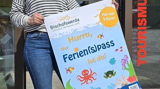 Madlen Raupach, bei der Stadt Bischofswerda für den Ferien(s)pass verantwortlich, vorm Bürger- und Tourismusservice, in dem der neue Ferien(s)pass ab sofort für fünf Euro erhältlich ist. 