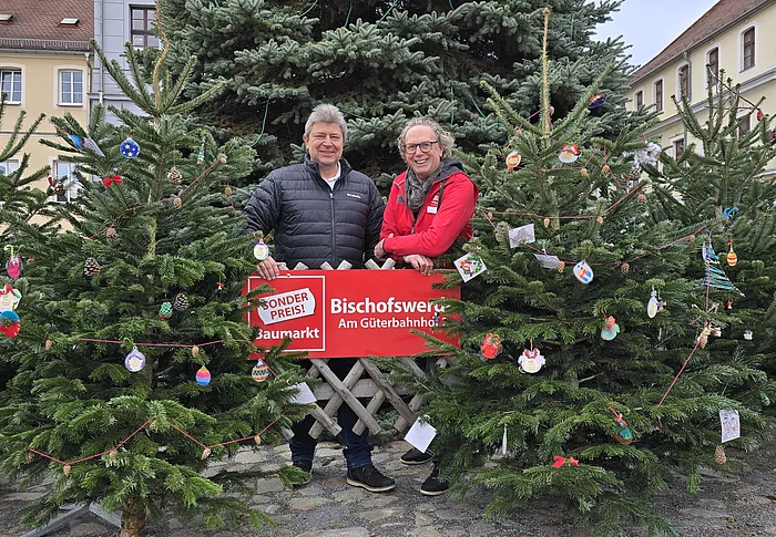 Kurz vorm Weihnachtsmarkt-Auftakt hat sich Oberbürgermeister Holm Große (links) bei Tilo Ohrnberger (rechts) für eine schnelle und unkomplizierte Weihnachtsbaum-Spende bedankt. Foto: Stadt Bischofswerda