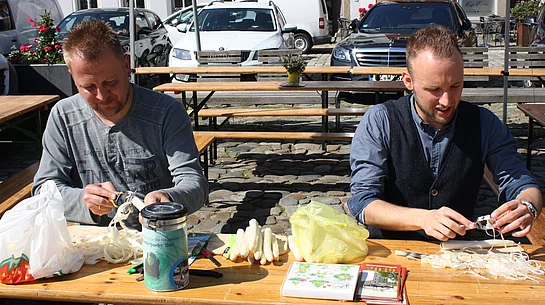 Bei einer früheren Spargelschälaktion im Jahr 2019 bewiesen Sascha Hache (links) und Manuel Saring bereits ihre Schälqualitäten. 