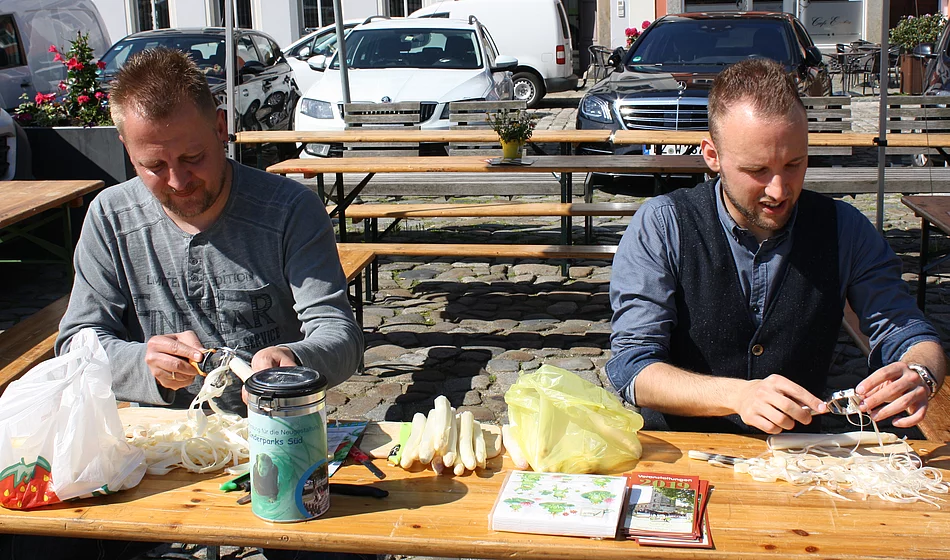 Bei einer früheren Spargelschälaktion im Jahr 2019 bewiesen Sascha Hache (links) und Manuel Saring bereits ihre Schälqualitäten. 