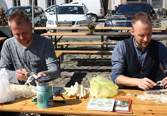 Bei einer früheren Spargelschälaktion im Jahr 2019 bewiesen Sascha Hache (links) und Manuel Saring bereits ihre Schälqualitäten. 