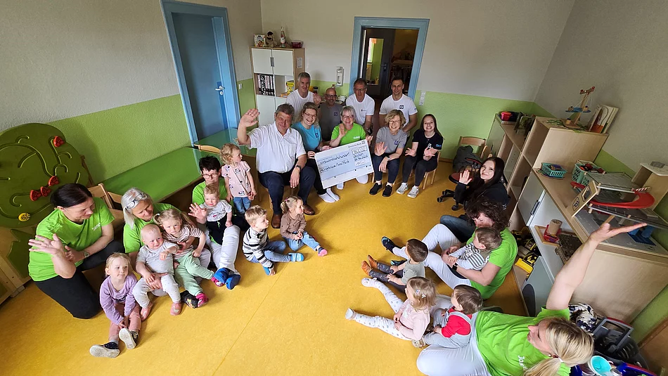 Große Freude bei der Scheckübergabe an das Erzieherteam und die kleinen Racker der Kinderkrippe „Anne Frank".