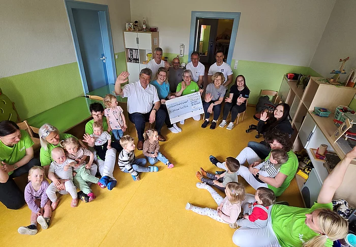 Große Freude bei der Scheckübergabe an das Erzieherteam und die kleinen Racker der Kinderkrippe „Anne Frank".