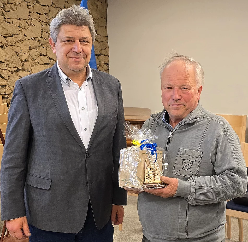 Oberbürgermeister Holm Große (links) verabschiedete Ende November 2025 Erhard Döring nach 15 Jahren Stadtratstätigkeit. Er dankte dem 71-Jährigen für seinen steten und besonnenen Einsatz für die Belange der Stadt Bischofswerda und ihrer Einwohner. Foto: Stadt Bischofswerda